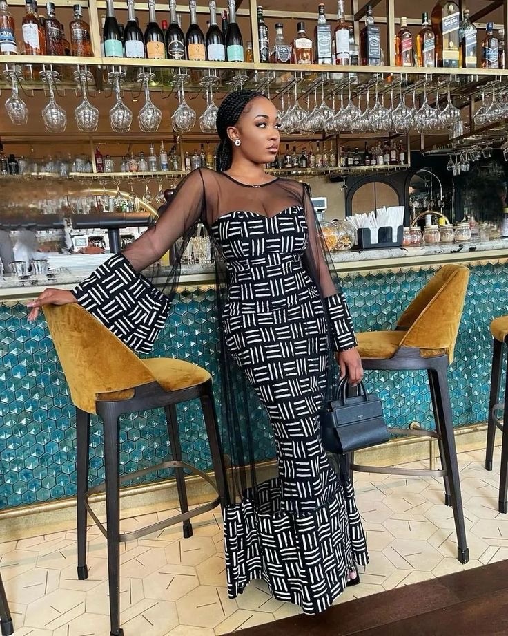 Mulher negra de vestido de capulana