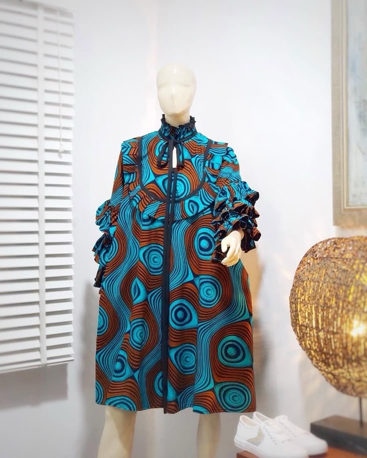 Vestido de capulana com a gola alta