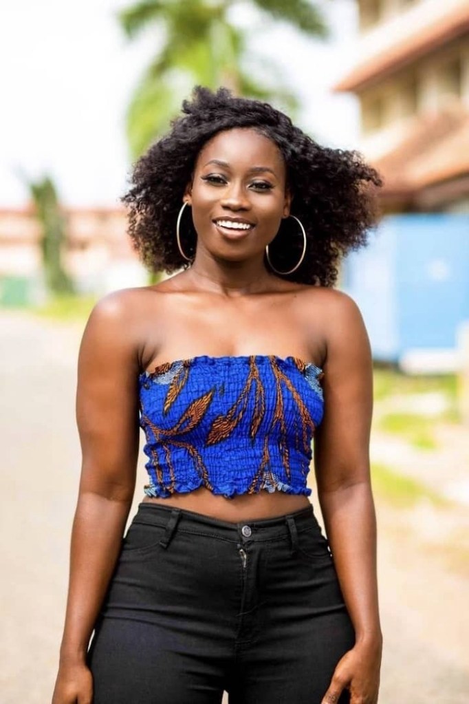 Mulher usando blusa de capulana cai-cai