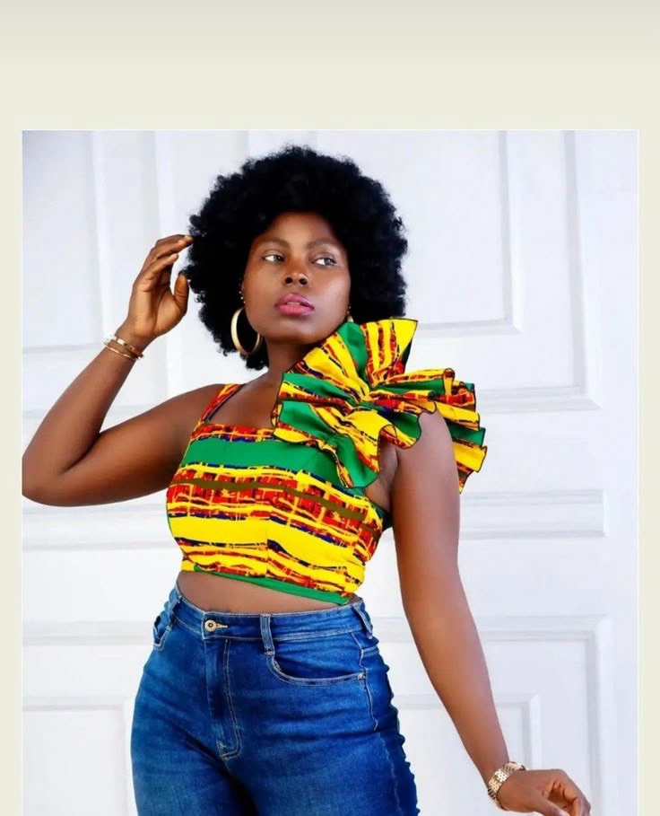 Mulher negra usando blusa de capulana colorida